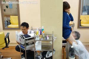 これまで出会った30代、40代の人妻の性欲ヤバい... この無料エロ動画なら射精不可避w 「アナタだけの特別サービスですよ…？」 人妻美容師の誘惑 夫婦経営のヘアサロンで担当・すみれさんに中出しをせがまれ痴女られた僕。 黒川すみれ 【中出し 中イキ】 jul00946