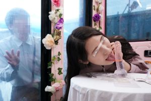 多忙な夫を持ちセックスレスな東京の人妻は欲求不満。 この無料エロ動画なら射精不可避w 一般男女モニタリングAV×マジックミラー便コラボ企画 愛する夫の目の前で路上NTR！清楚な人妻が「お口だけでコンドーム装着」に挑戦！ノーハンドでデカチンを咥えたご無沙汰妻のオマ○コは欲しがり汁が溢れ出す！旦那の目の前で寝取って最後はゴムを外して生中出し！ 【寝取られ NTR】 dvmm00186