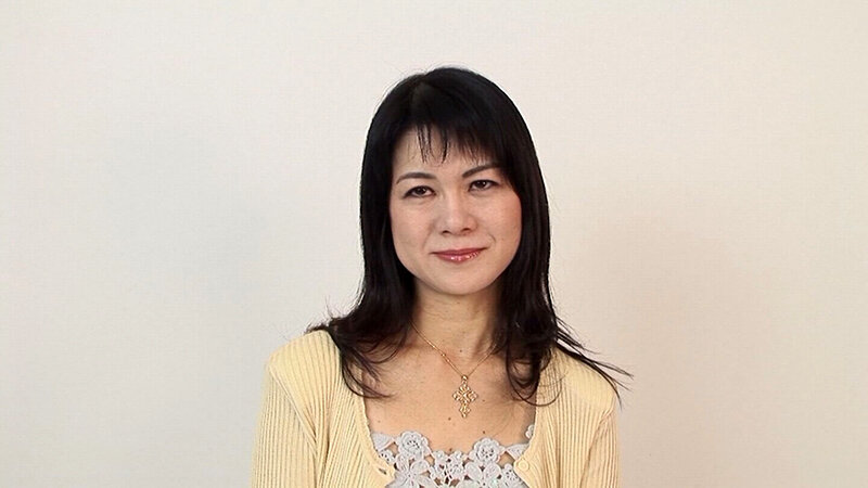 ご近所でこんな人妻と出会いたい... この無料エロ動画なら射精不可避w 五十路間近でこの美貌！自分磨きに余念がない人妻さんが欲求不満でAV出演！脱がせてみたら美白に巨乳でボルテージMAX！テンション上がって中出しSEX！ 【寝取られ NTR】 h_1724v094i00004