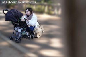 ofes00005 多忙な夫を持ちセックスレスな東京の人妻は欲求不満。 この無料エロ動画なら射精不可避w 巨乳ママ借金取り立て自宅訪問レ×プ ～夫、息子、ママ友のすぐ傍で…～ 木村玲衣 【手コキ パイズリ】