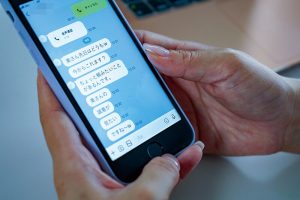 事務員の妻に得意先のクレーム対応を任せていたら理不尽な要求で謝罪させられ脱がされ巨根でパコられて…僕が気付いた時には身も心も寝盗られてしまっていた的な話です……… 紗々原ゆり 卍GROUP/ngod00204 紗々原ゆり-【熟女】【人妻】【不倫】【寝取られ】