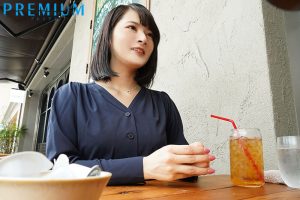 【永久保存版 神作品】 本物人妻 AV出演 結婚しても受付嬢を続ける、上品で少しお高そうな巨乳妻は他人棒で本性を晒す すみれさん（28才） プレミアムな妻たち/prwf00001  -熟女 人妻 不倫 寝取られ-