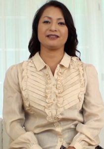 8年ぶりの肉棒を緊張気味に握る五十路熟女！一生に一度の初撮りAVの快感に没入する巨乳素人おばさんの破廉恥SEX！ 即ヌキ/h_1724a108g00003