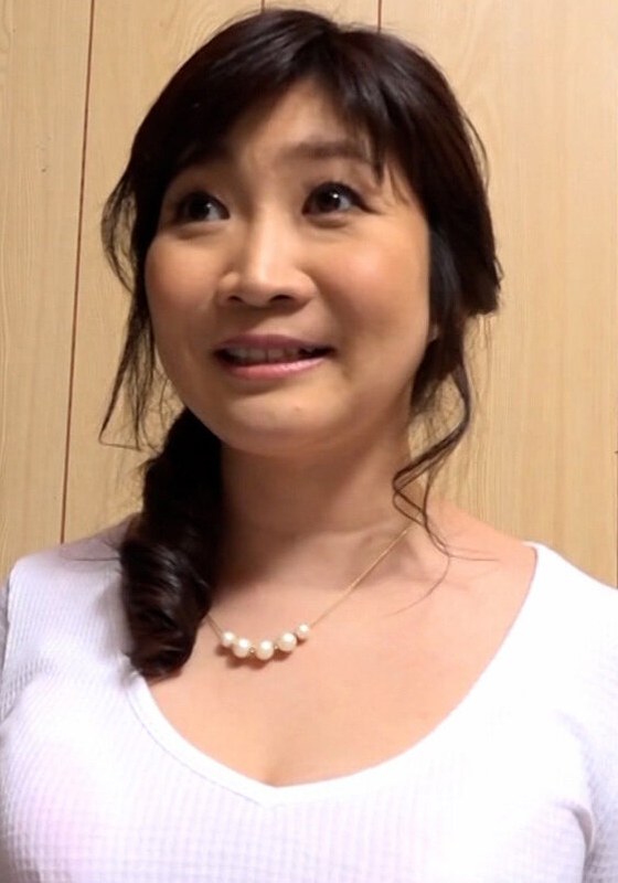 年齢の割にはふんわりした四十路熟女の不思議ちゃん宅で初撮りAV撮影！弾ける敏感巨乳と甘い喘ぎで男優の肉棒もガチガチにする適性抜群のエロSEX！ 即ヌキ/h_1724a108g00010