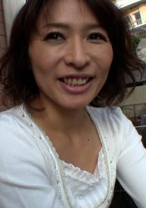 小ぶりな乳房にデカ乳首、淫靡な剛毛、可愛い顔立ちから想像できない下品な肉体！旦那さんの肉棒しか知らない美熟女が淫乱開花の変態SEXにハマる！ 即ヌキ/h_1724h088g00005