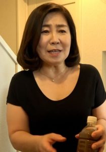 通販で買った電マで早速オナニーを始める品の良い熟女が配達員に見られてしまい…。配達員に欲求不満をぶつける痴女SEX！ 即ヌキ/h_1724p123g00002