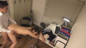 主婦の万引きのほとんどはストレス性の慢性スリル願望症候群。この奥様は頑なに夫への連絡を拒否する若妻。「なんでもしますから…。」と完堕ちワードを口走る 即ヌキ/h_1724a010b00008