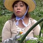 旦那さんとは15年以上のセックスレスと言う畑仕事が似合う田園スマイル熟女をそのままラブホに誘い3P中出しSEX！ 即ヌキ/h_1724a107g00006