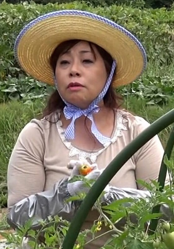 旦那さんとは15年以上のセックスレスと言う畑仕事が似合う田園スマイル熟女をそのままラブホに誘い3P中出しSEX！ 即ヌキ/h_1724a107g00006