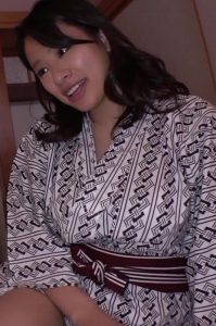 旦那の横で爆乳奥さんをマッサージ→ハメ倒す！ ティッシュシコレール/h_1825tssr02907